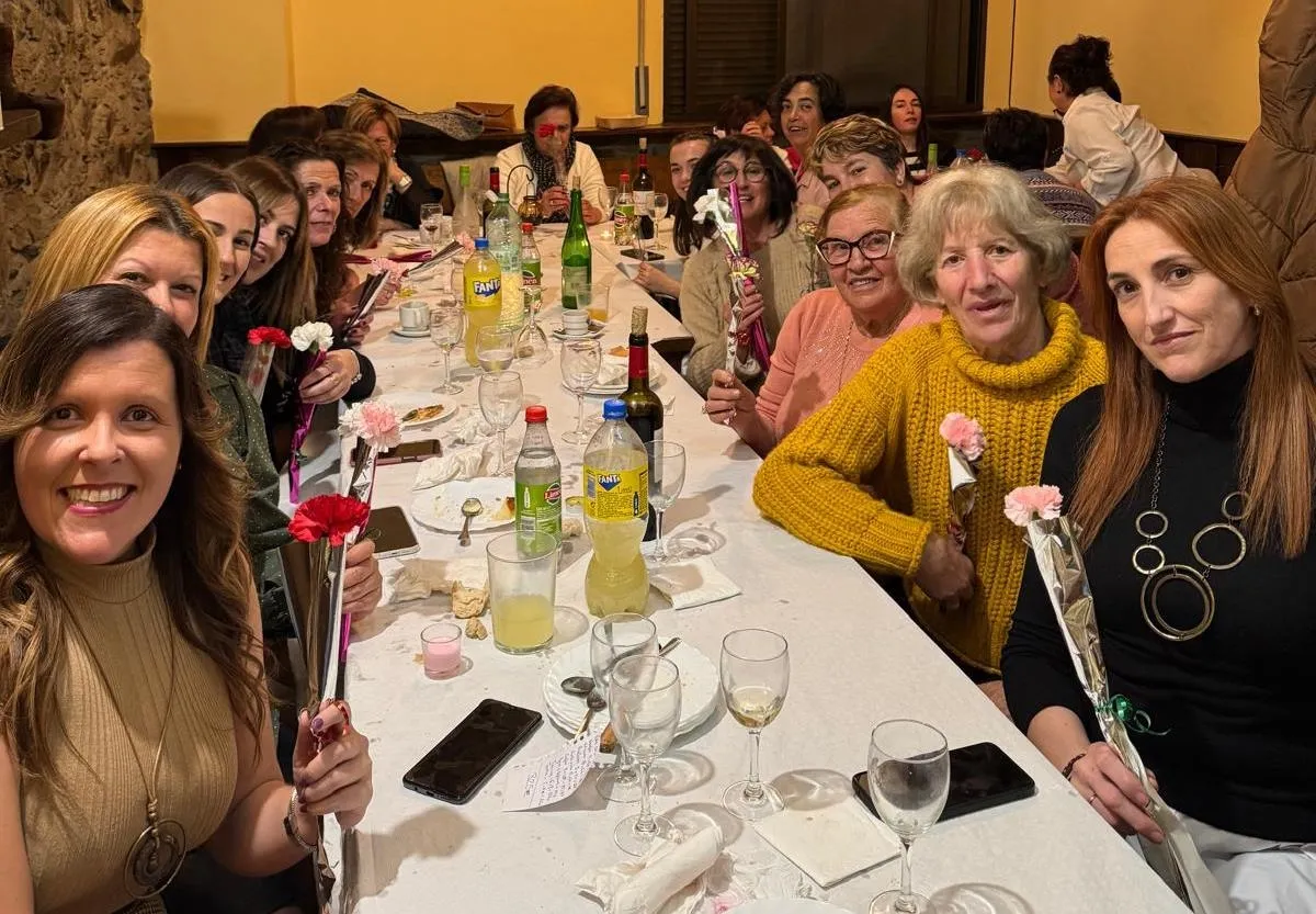 Foto 4 - Mujeres de varias localidades festejan juntas las &Aacute;guedas en Agallas
