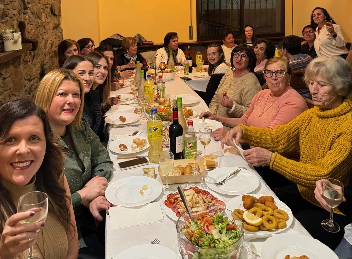 Foto 2 - Mujeres de varias localidades festejan juntas las &Aacute;guedas en Agallas