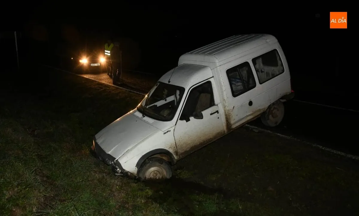 Foto 5 - Una furgoneta choca en la carretera de Saelices con un jabal&iacute; que iba dentro de una manada 
