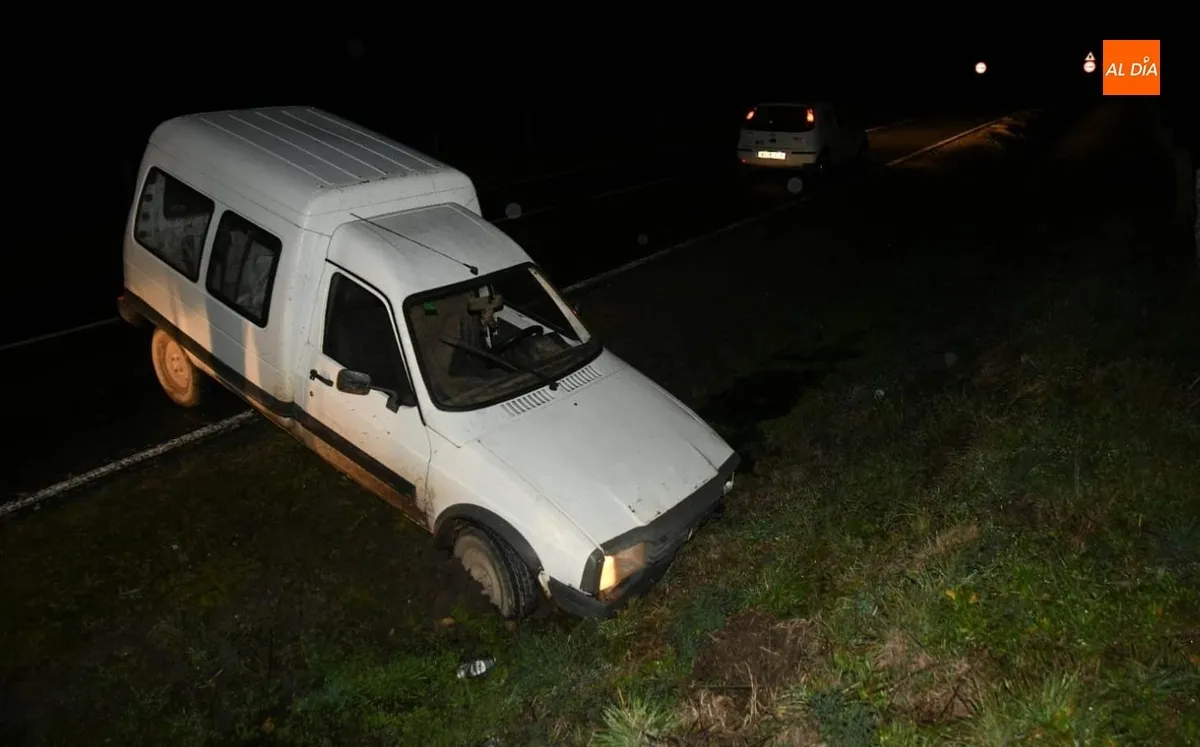 Foto 6 - Una furgoneta choca en la carretera de Saelices con un jabal&iacute; que iba dentro de una manada 