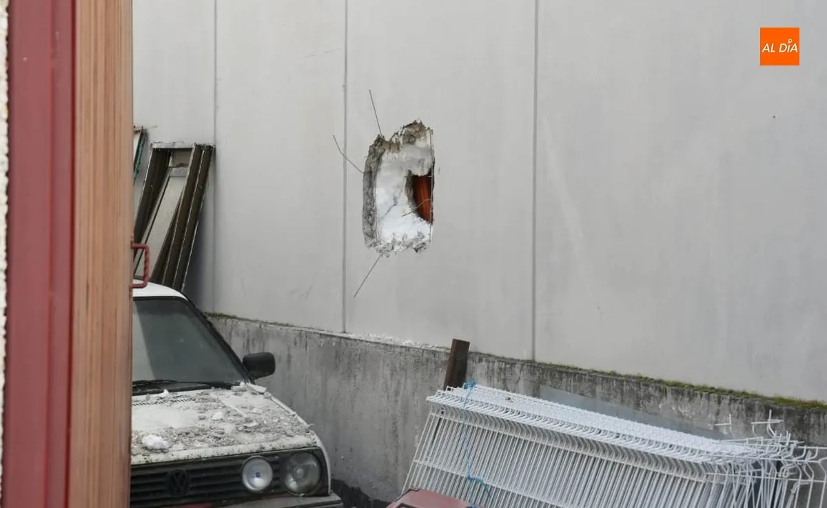 Foto 2 - Roban por el m&eacute;todo del butr&oacute;n en una empresa de maquinaria agr&iacute;cola de Los Chabarcones