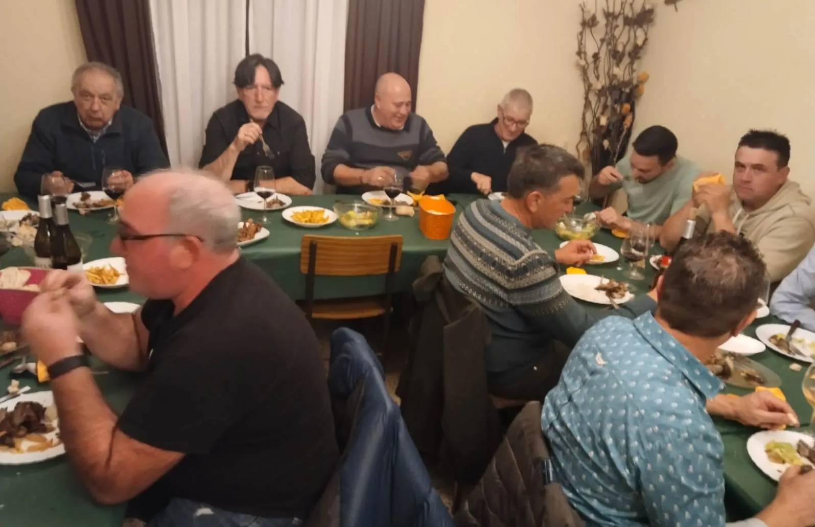 Foto 3 - Un grupo de hombres se re&uacute;ne para conmemorar los &Aacute;guedos en El Sah&uacute;go