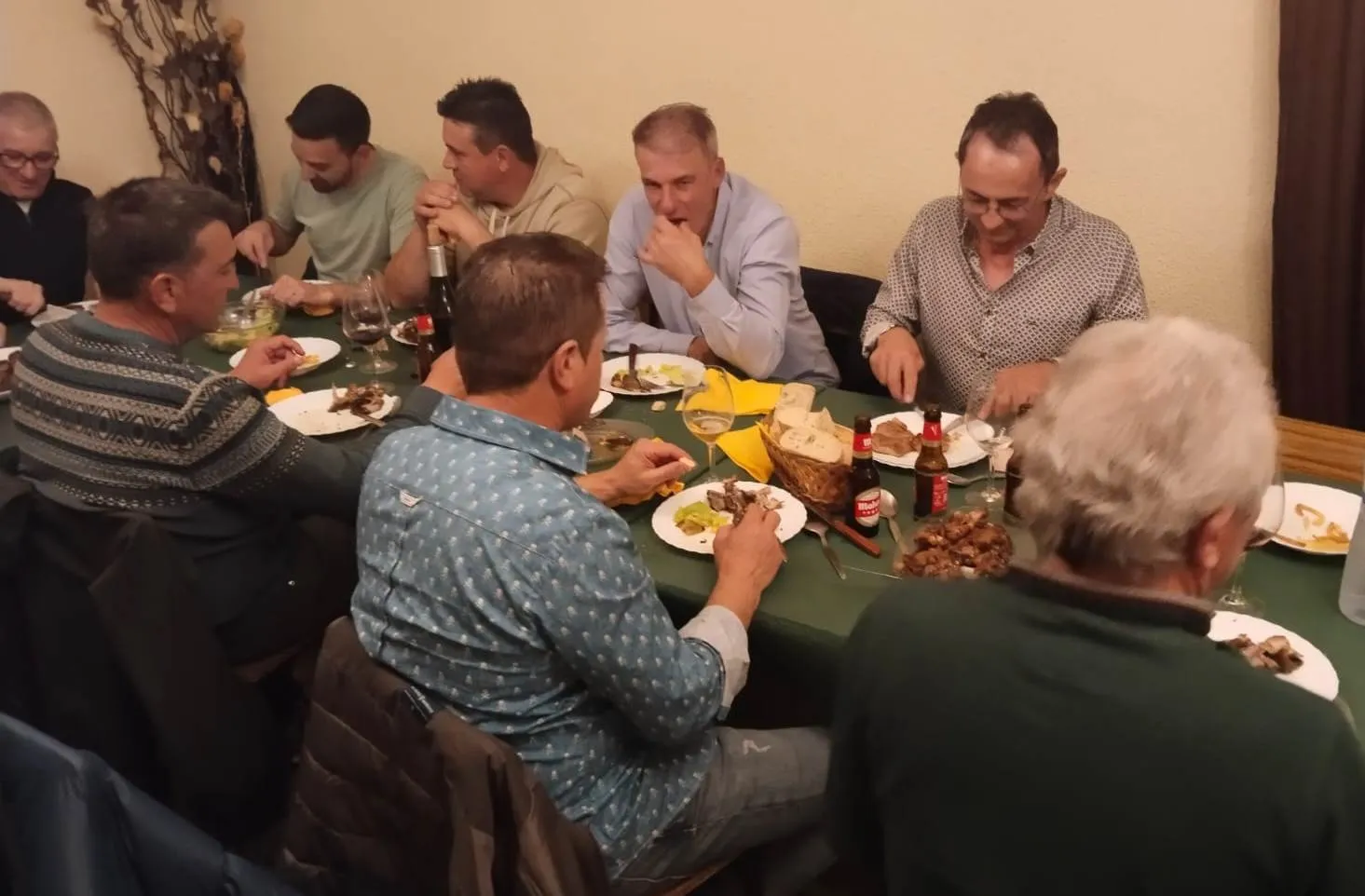 Foto 4 - Un grupo de hombres se re&uacute;ne para conmemorar los &Aacute;guedos en El Sah&uacute;go