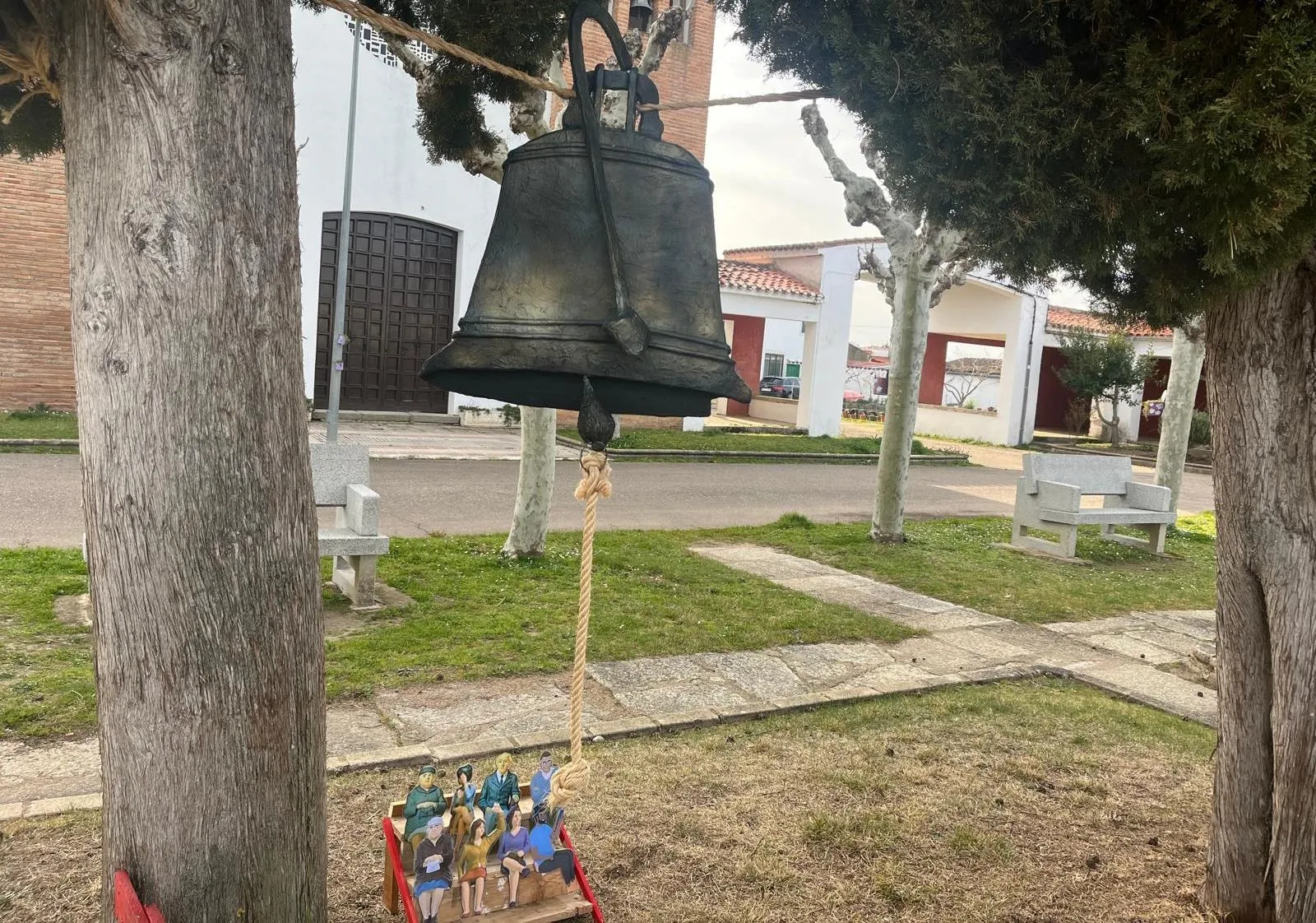 Foto 6 - Los usuarios de Asprodes ampl&iacute;an con un tablao la decoraci&oacute;n carnavalera de Sanjuanejo