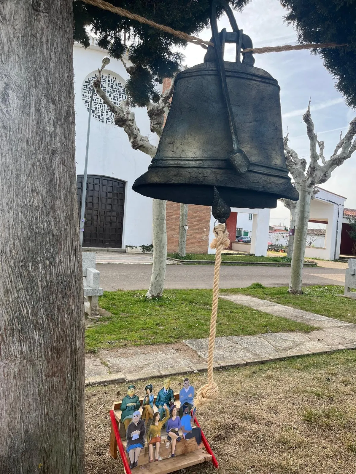 Foto 5 - Los usuarios de Asprodes ampl&iacute;an con un tablao la decoraci&oacute;n carnavalera de Sanjuanejo