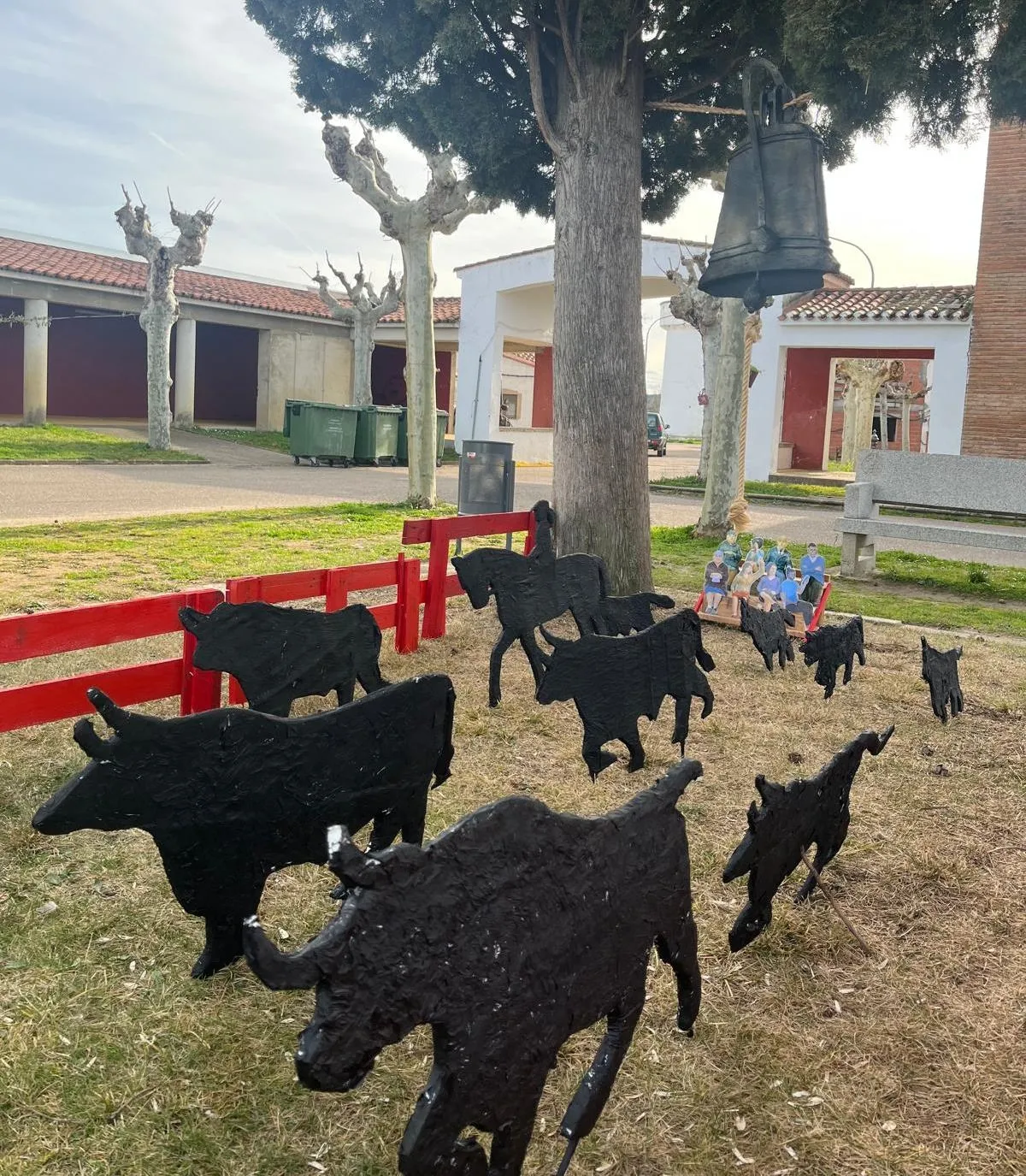 Foto 4 - Los usuarios de Asprodes ampl&iacute;an con un tablao la decoraci&oacute;n carnavalera de Sanjuanejo