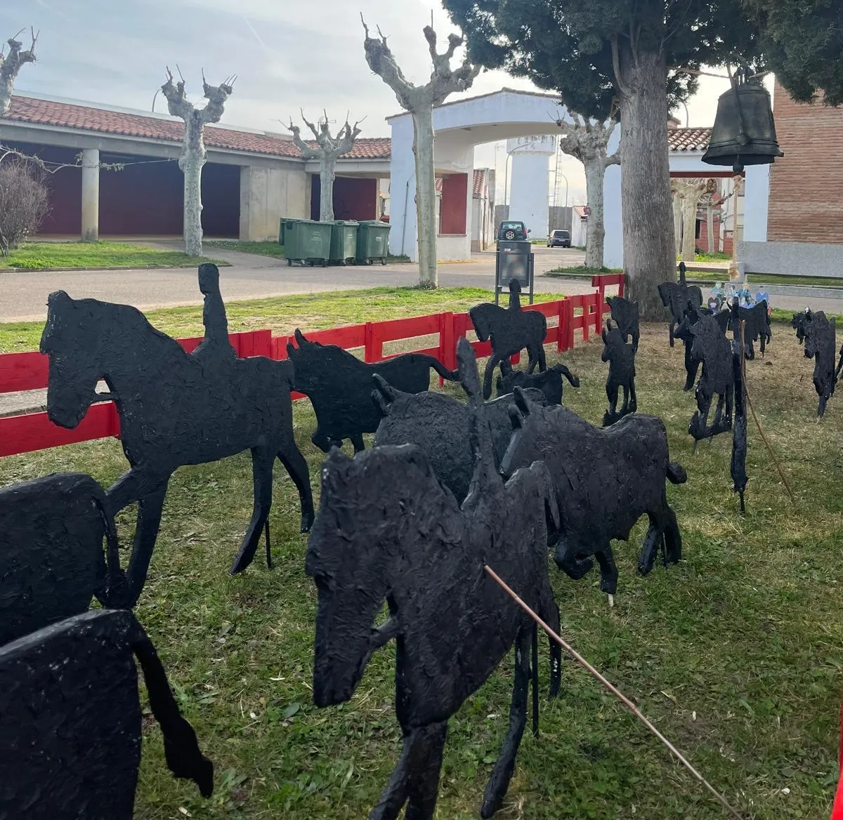 Foto 3 - Los usuarios de Asprodes ampl&iacute;an con un tablao la decoraci&oacute;n carnavalera de Sanjuanejo