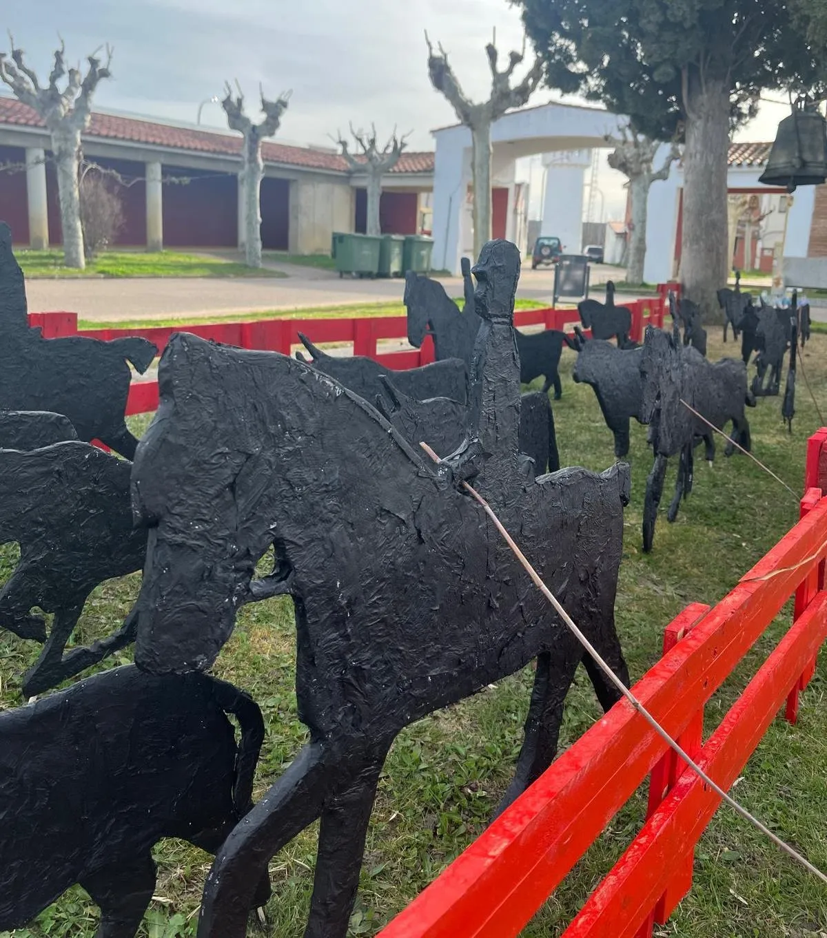 Foto 2 - Los usuarios de Asprodes ampl&iacute;an con un tablao la decoraci&oacute;n carnavalera de Sanjuanejo