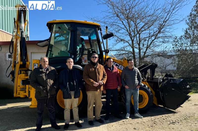 La Mancomunidad de Municipios Margañan estrena una nueva retroexcavadora gracias a una subvención de la Junta