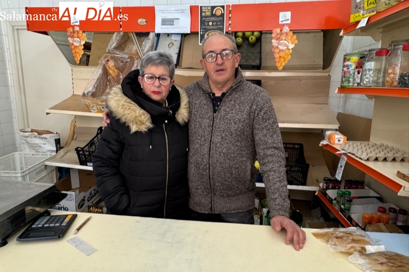 Lágrimas, brindis y recuerdos de José Guerras en el cierre de su tienda en Macotera por jubilación: 
