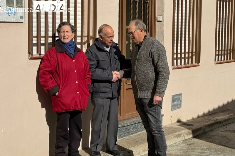 Foto 2 - L&aacute;grimas, brindis y recuerdos de Jos&eacute; Guerras en el cierre de su tienda en Macotera por jubilaci&oacute;n: "Los clientes son como famil&iacute;a y el barrio de Santa Ana, mi vida"