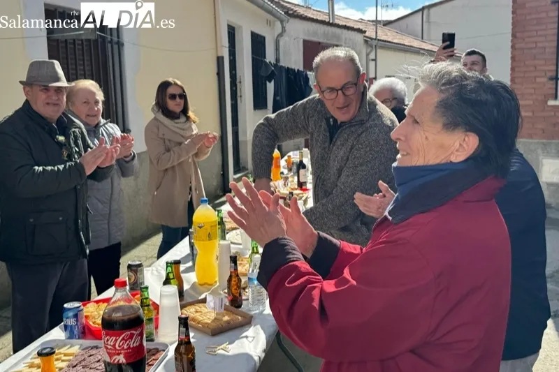 Foto 5 - L&aacute;grimas, brindis y recuerdos de Jos&eacute; Guerras en el cierre de su tienda en Macotera por jubilaci&oacute;n: "Los clientes son como famil&iacute;a y el barrio de Santa Ana, mi vida"