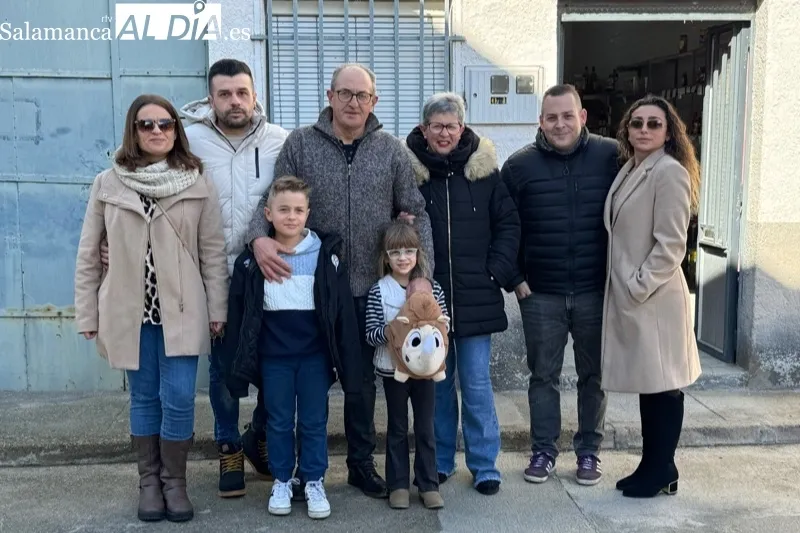 Foto 6 - L&aacute;grimas, brindis y recuerdos de Jos&eacute; Guerras en el cierre de su tienda en Macotera por jubilaci&oacute;n: "Los clientes son como famil&iacute;a y el barrio de Santa Ana, mi vida"