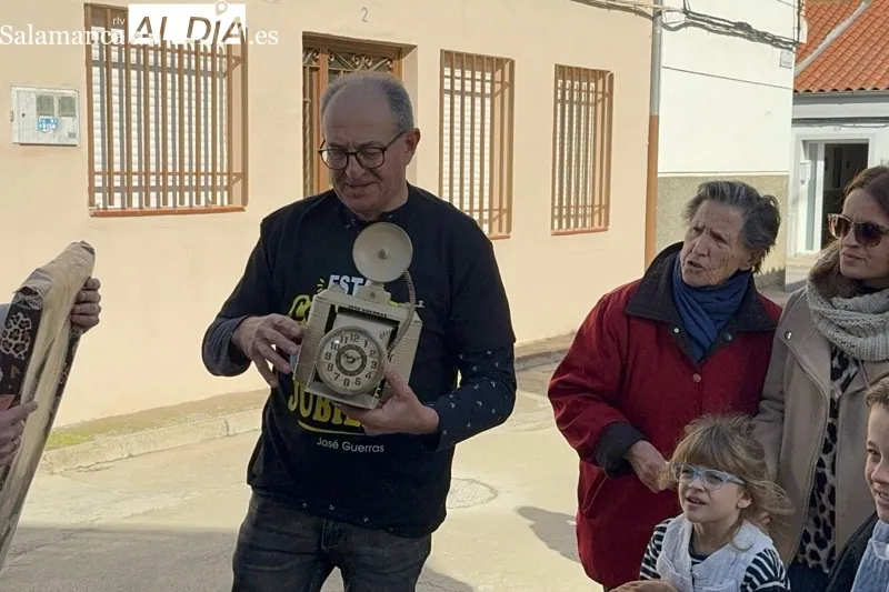 Foto 8 - L&aacute;grimas, brindis y recuerdos de Jos&eacute; Guerras en el cierre de su tienda en Macotera por jubilaci&oacute;n: "Los clientes son como famil&iacute;a y el barrio de Santa Ana, mi vida"