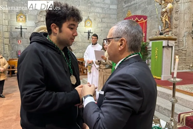 Los nuevos cofrades de la Esperanza han jurado sus reglas en la iglesia parroquial
