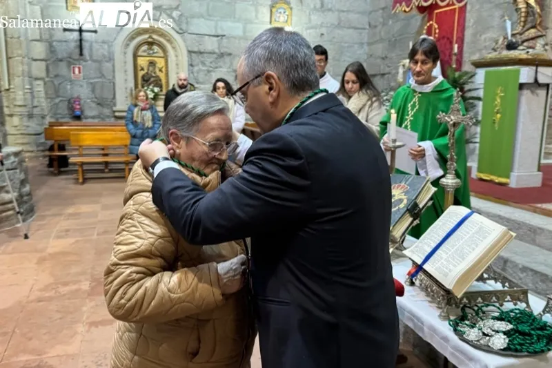 Los nuevos cofrades de la Esperanza han jurado sus reglas en la iglesia parroquial