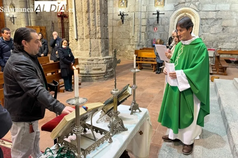 Los nuevos cofrades de la Esperanza han jurado sus reglas en la iglesia parroquial