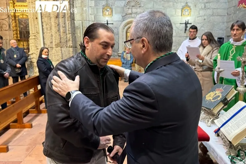 Los nuevos cofrades de la Esperanza han jurado sus reglas en la iglesia parroquial
