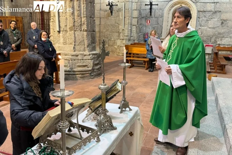 Los nuevos cofrades de la Esperanza han jurado sus reglas en la iglesia parroquial