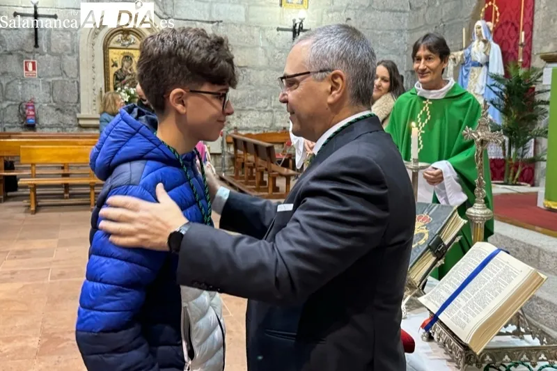 Los nuevos cofrades de la Esperanza han jurado sus reglas en la iglesia parroquial