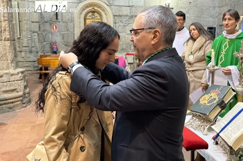 Los nuevos cofrades de la Esperanza han jurado sus reglas en la iglesia parroquial