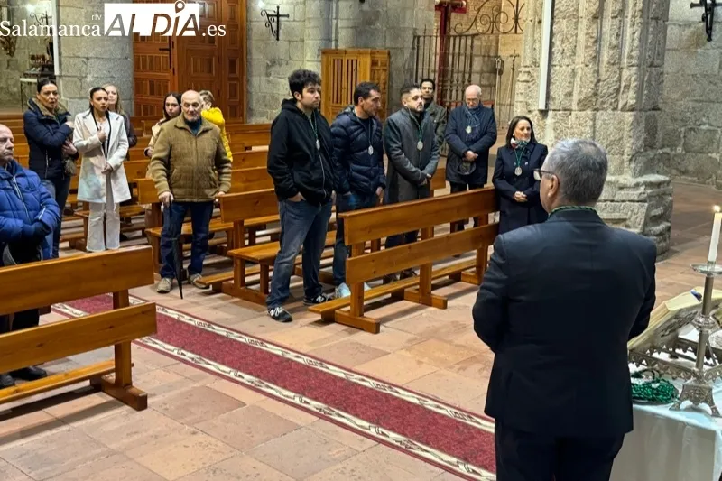 Los nuevos cofrades de la Esperanza han jurado sus reglas en la iglesia parroquial
