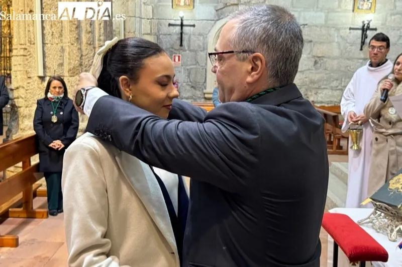 Los nuevos cofrades de la Esperanza han jurado sus reglas en la iglesia parroquial