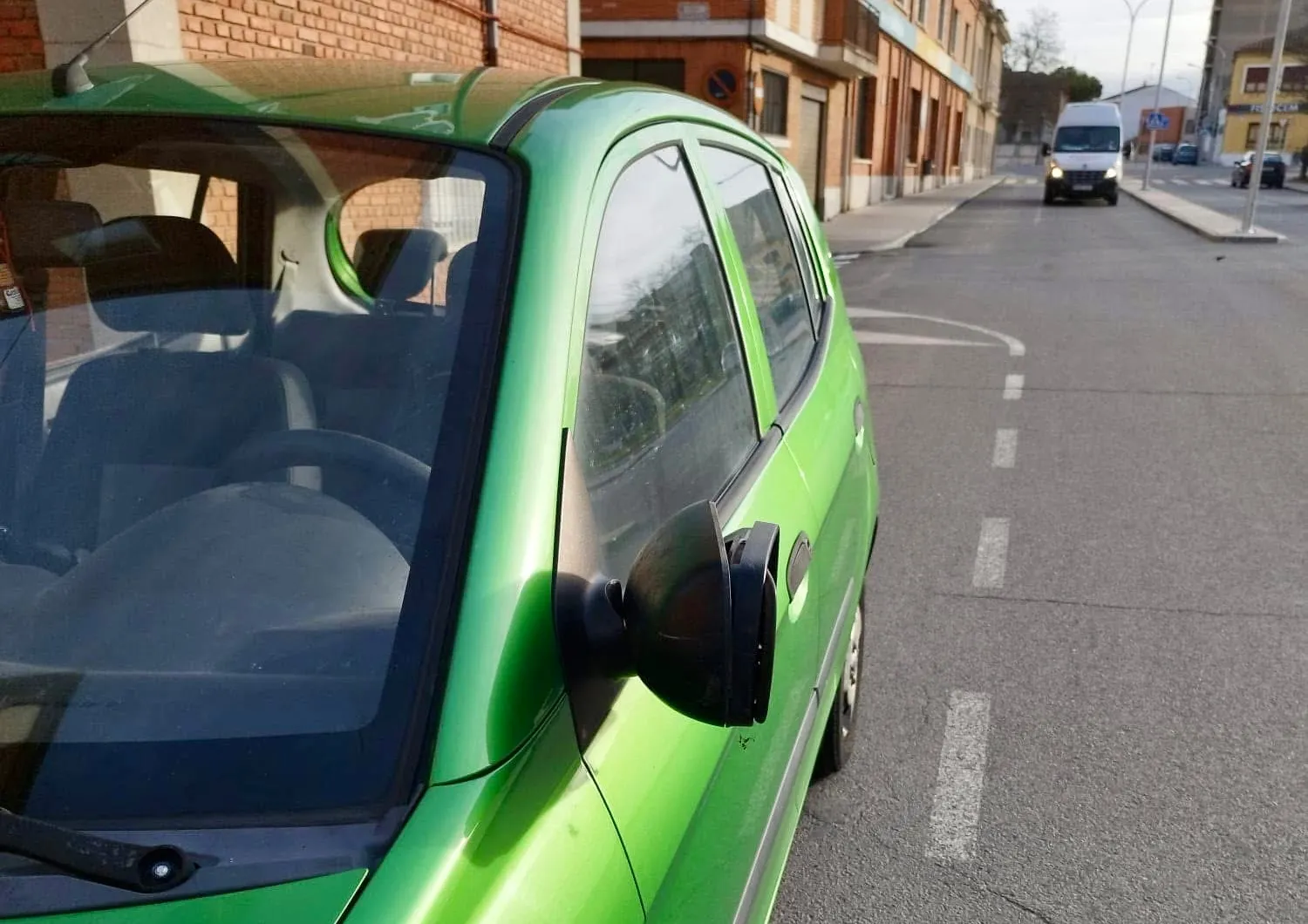 Coche dañado en su estacionamiento de la calle San José