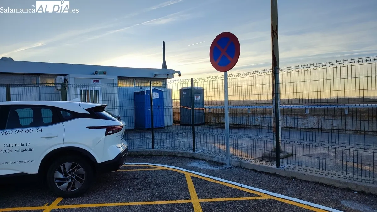 La empresa concesionaria del aprovechamiento hidroeléctrico ha prohibido el estacionamiento e incluso la parada de vehículos / CORRAL    