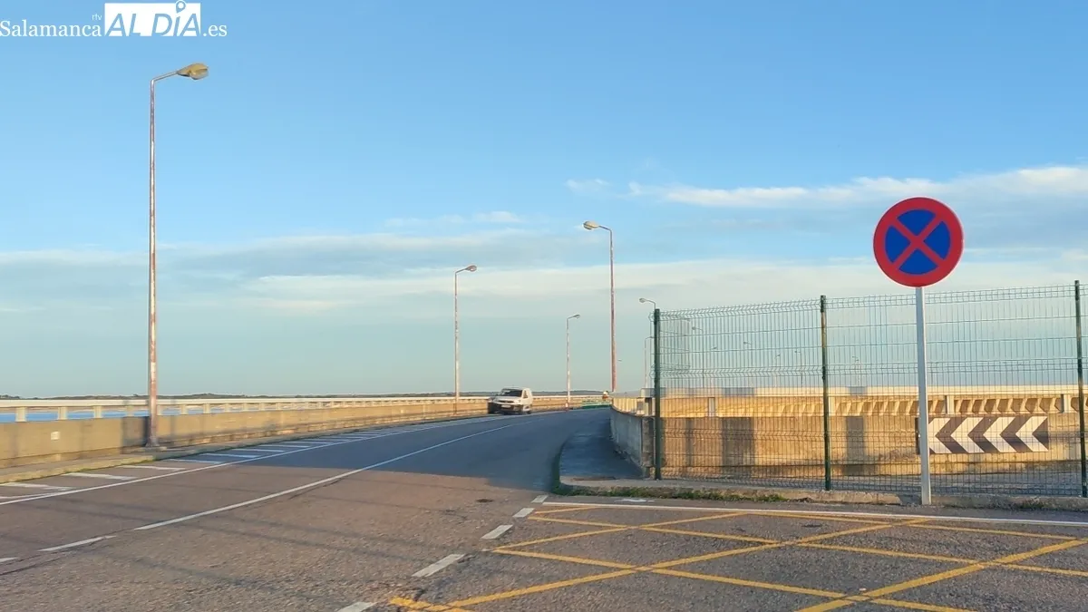 La empresa concesionaria del aprovechamiento hidroeléctrico ha prohibido el estacionamiento e incluso la parada de vehículos / CORRAL    