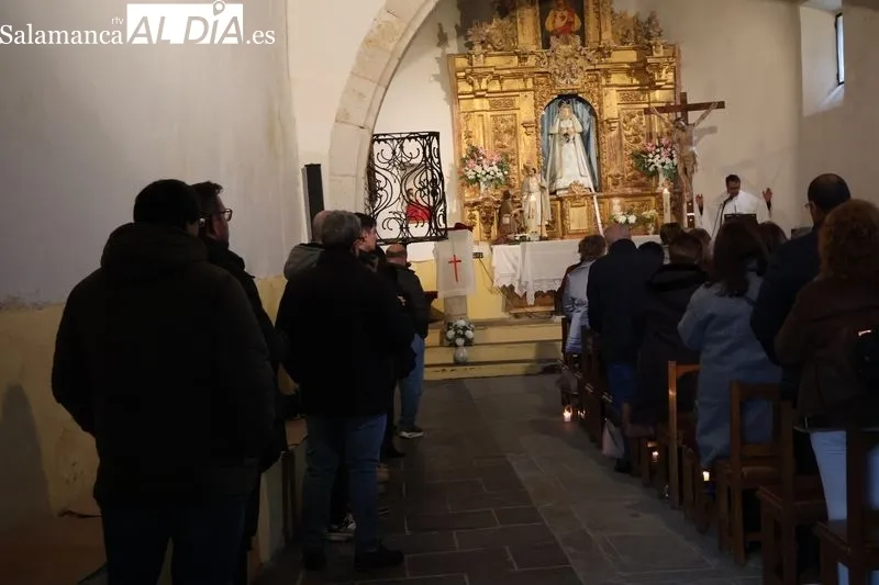 Foto 9 - La Fiesta de las Candelas ilumina la ermita de la Virgen de Otero