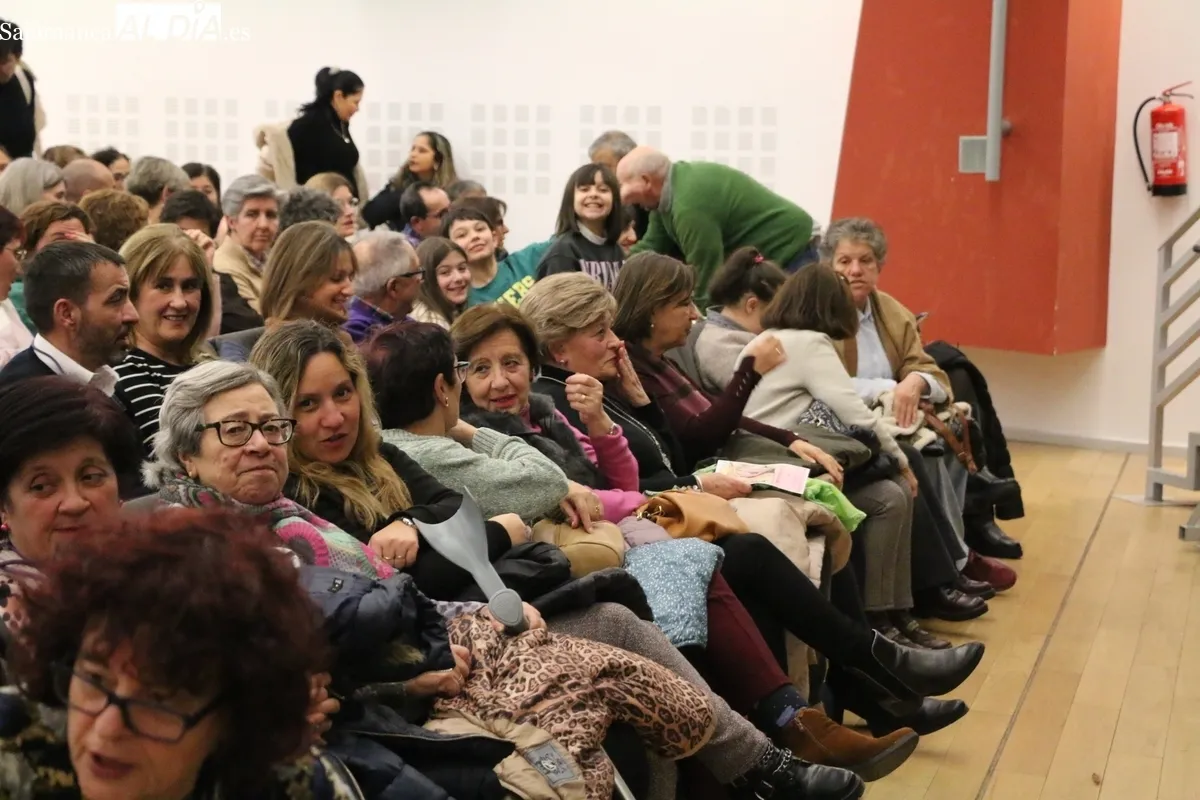 Interpretación de 'El inconveniente' por el grupo Tela Marinera en Vitigudino / CORRAL