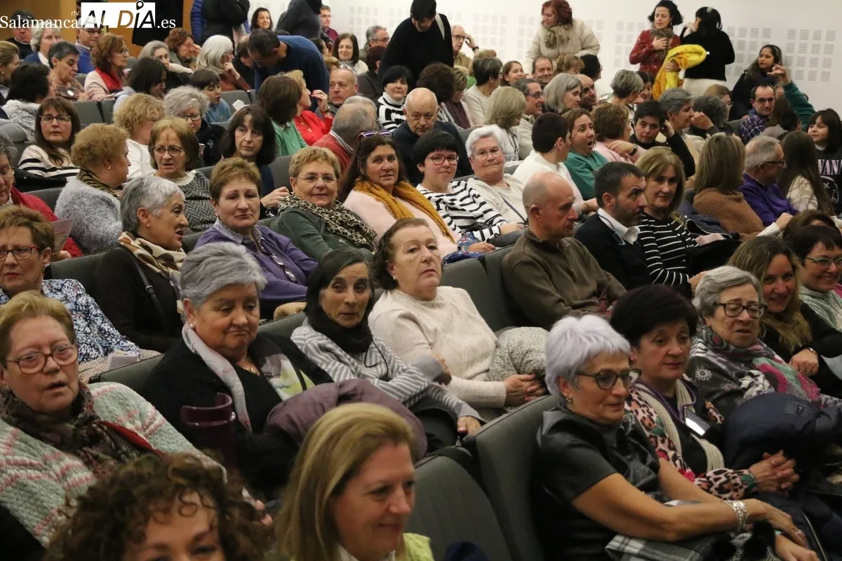 Interpretación de 'El inconveniente' por el grupo Tela Marinera en Vitigudino / CORRAL