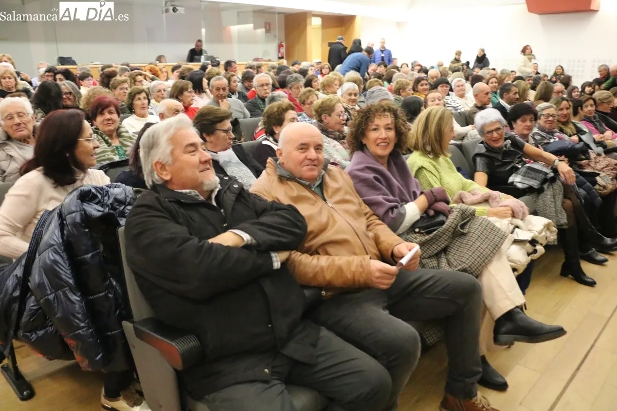 Interpretación de 'El inconveniente' por el grupo Tela Marinera en Vitigudino / CORRAL