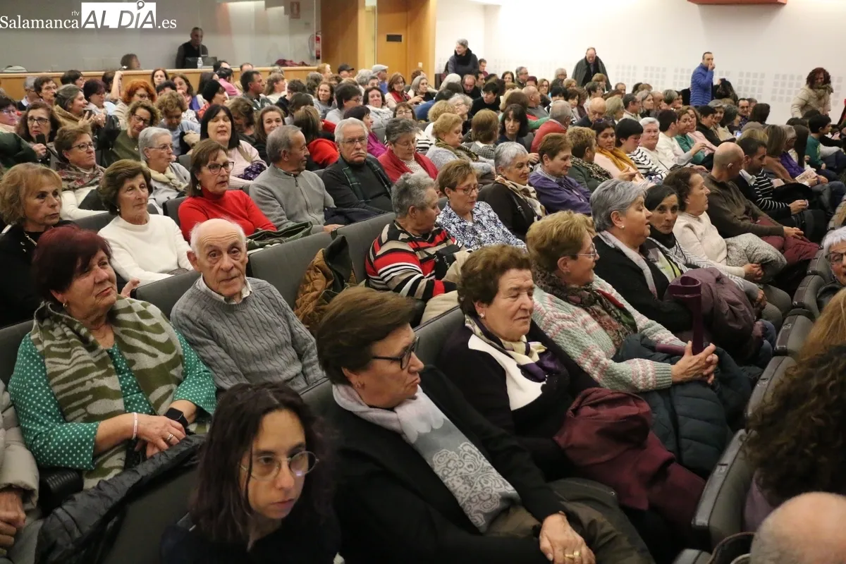 Interpretación de 'El inconveniente' por el grupo Tela Marinera en Vitigudino / CORRAL