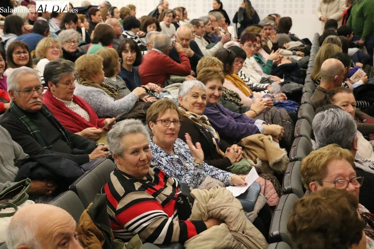 Interpretación de 'El inconveniente' por el grupo Tela Marinera en Vitigudino / CORRAL