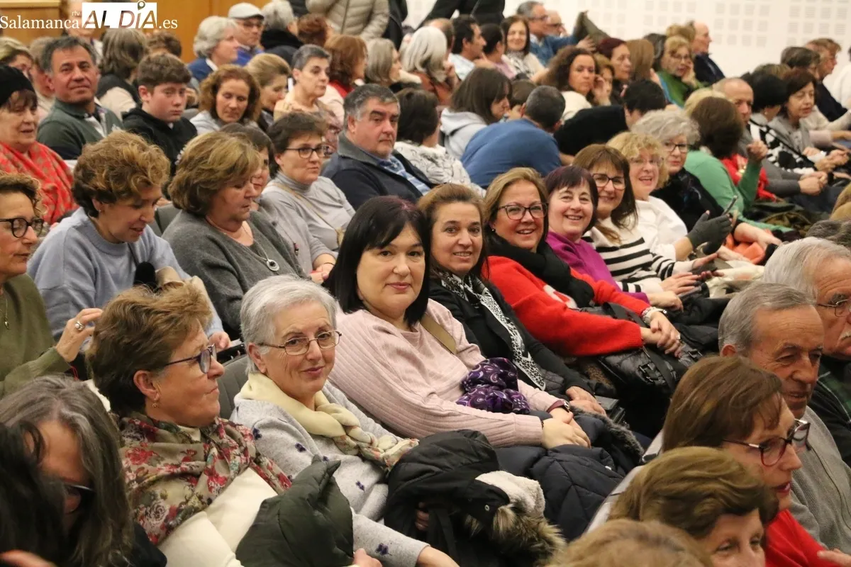 Interpretación de 'El inconveniente' por el grupo Tela Marinera en Vitigudino / CORRAL