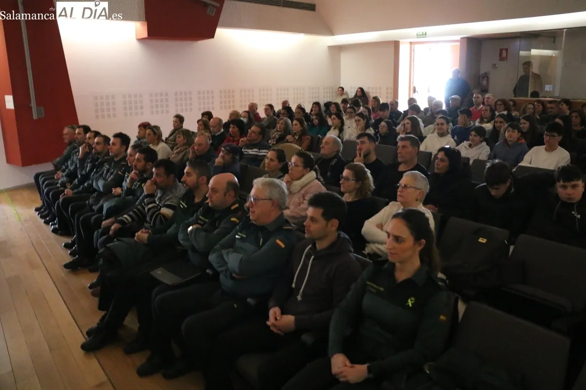 Agente del EDITE de la Comandancia de Salamanca dando la charla sobre ciberdelincuencia en Vitigudino / CORRAL