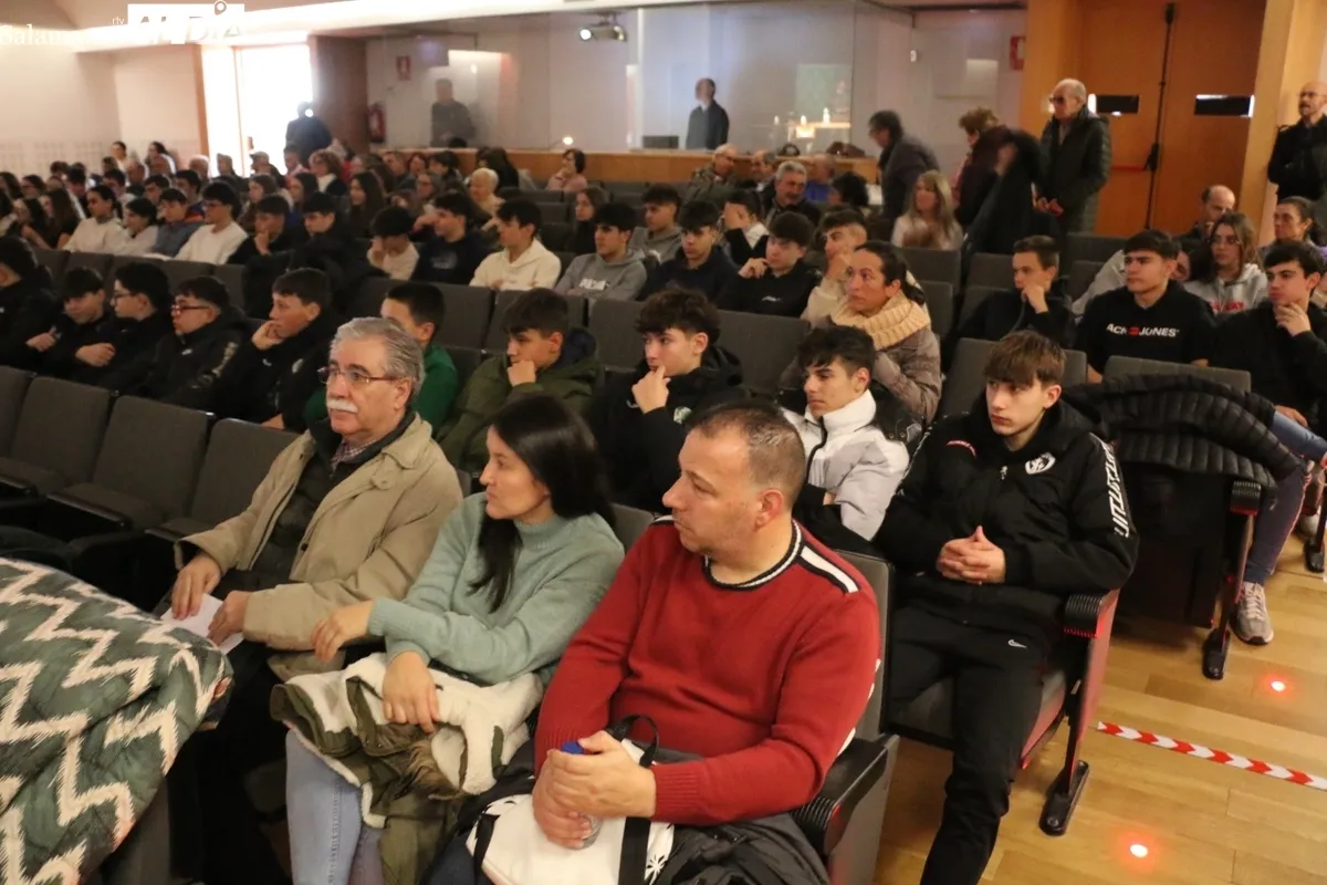 Agente del EDITE de la Comandancia de Salamanca dando la charla sobre ciberdelincuencia en Vitigudino / CORRAL