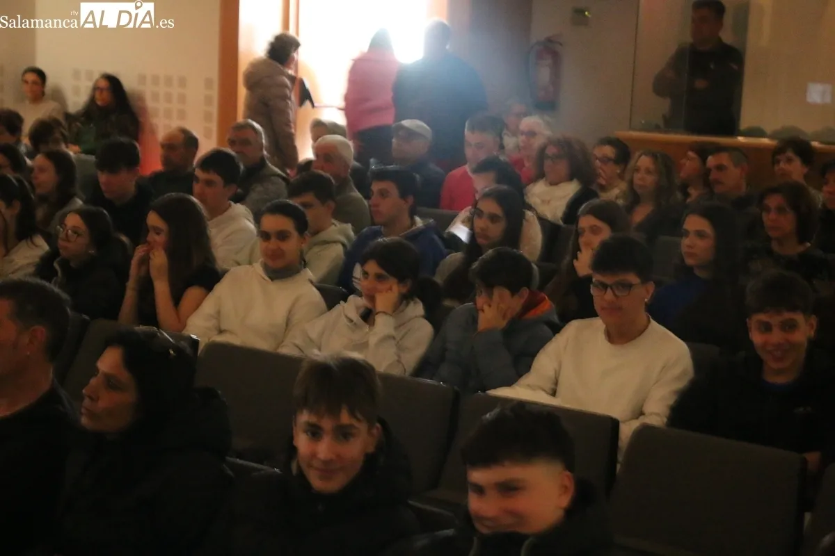 Agente del EDITE de la Comandancia de Salamanca dando la charla sobre ciberdelincuencia en Vitigudino / CORRAL