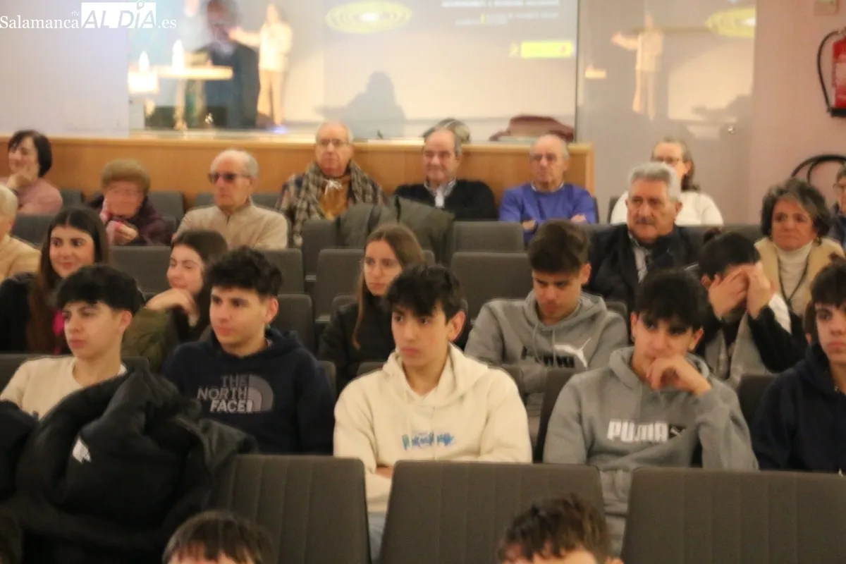 Agente del EDITE de la Comandancia de Salamanca dando la charla sobre ciberdelincuencia en Vitigudino / CORRAL