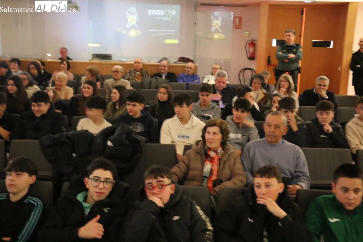 Agente del EDITE de la Comandancia de Salamanca dando la charla sobre ciberdelincuencia en Vitigudino / CORRAL