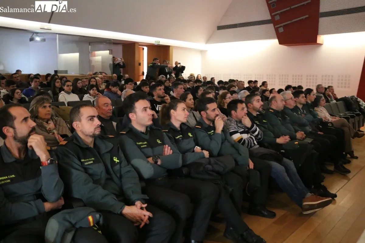 Agente del EDITE de la Comandancia de Salamanca dando la charla sobre ciberdelincuencia en Vitigudino / CORRAL