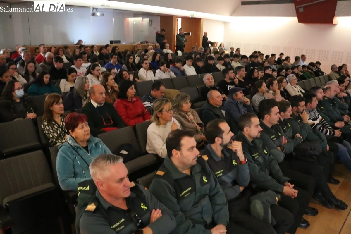 Agente del EDITE de la Comandancia de Salamanca dando la charla sobre ciberdelincuencia en Vitigudino / CORRAL