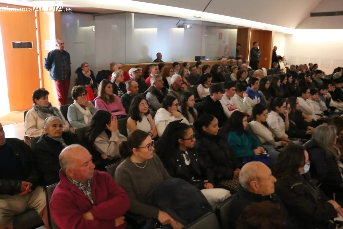Agente del EDITE de la Comandancia de Salamanca dando la charla sobre ciberdelincuencia en Vitigudino / CORRAL