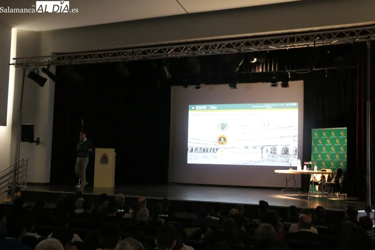 Agente del EDITE de la Comandancia de Salamanca dando la charla sobre ciberdelincuencia en Vitigudino / CORRAL