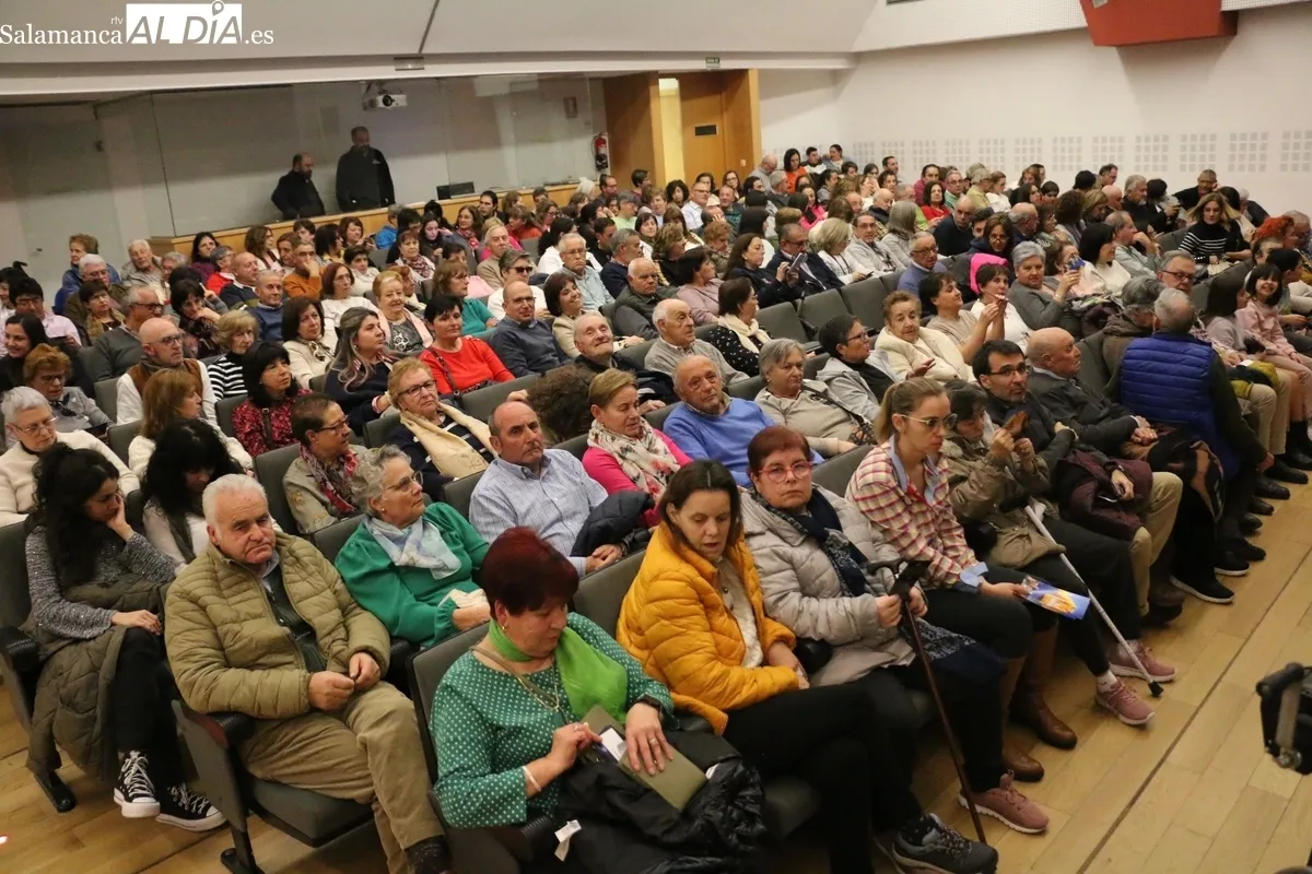 El público de Vitigudino disfrutó con Teatrezzo y la representación de 'El nombre'  / CORRAL