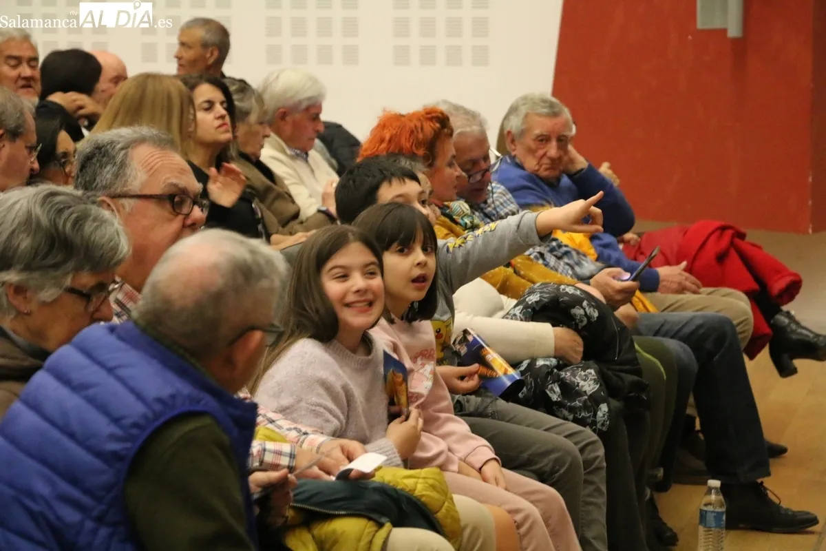 El público de Vitigudino disfrutó con Teatrezzo y la representación de 'El nombre'  / CORRAL