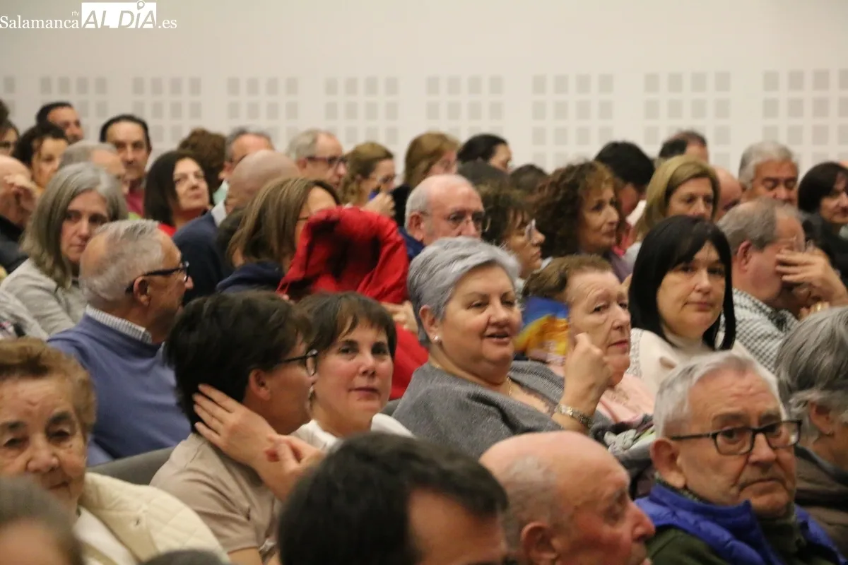El público de Vitigudino disfrutó con Teatrezzo y la representación de 'El nombre'  / CORRAL