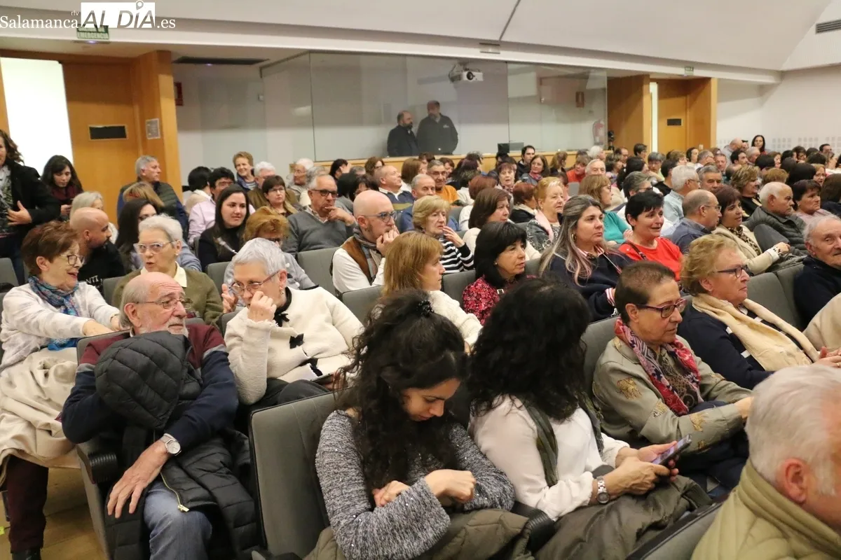 El público de Vitigudino disfrutó con Teatrezzo y la representación de 'El nombre'  / CORRAL